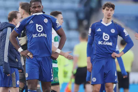 بعد 10 سنوات من الإنجاز.. ليستر سيتي على أعتاب الهبوط لدوري الدرجة الأولى في إنجلترا